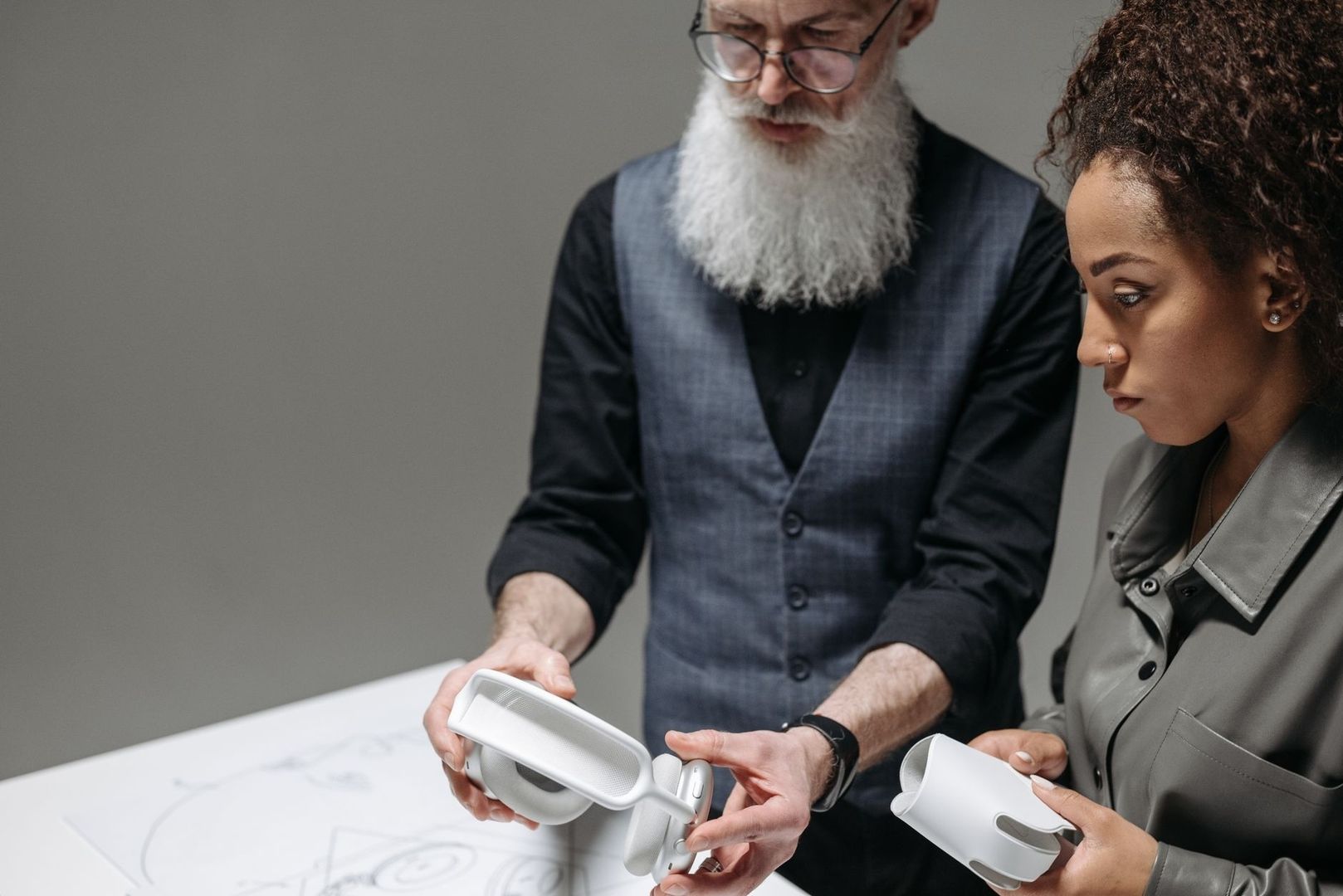 Zwei Menschen begutachten gemeinsam einen weißen Produktprototypen