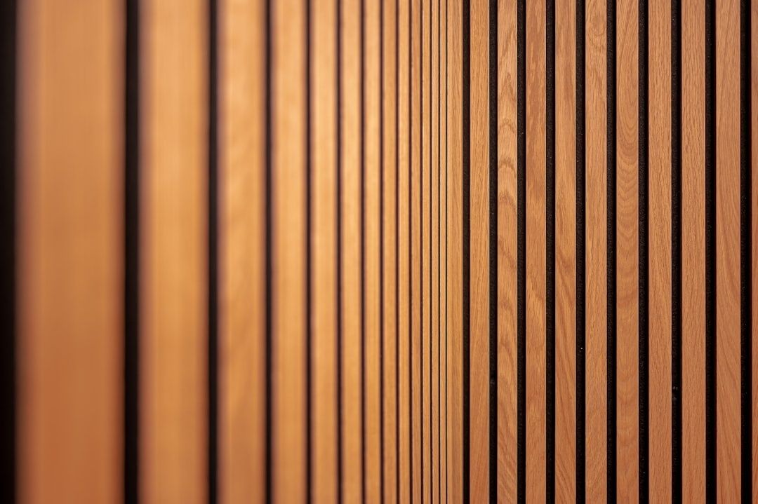 Nahaufnahme vertikaler Holzlamellen einer akustischen Wandverkleidung