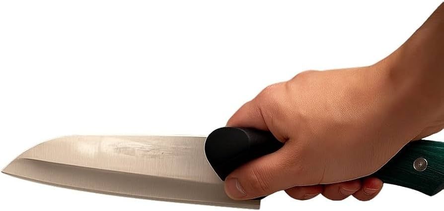 Hand hält ein großes Küchenmesser mit schwarzem ergonomischem Griff